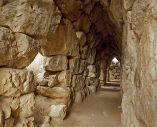 Mykensk konst: täckt passage av det mykenska citadellet, Tiryns Staden, omkring 1200 f.Kr. Grekland