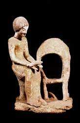 Mykensk konst: kvinnlig figur i en ugn som håller ett bröd i handen. 1500-talet f.Kr. Strasbourg, arkeologiskt museum