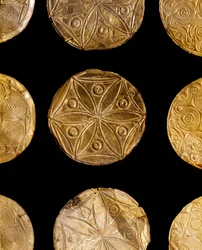 Mykensk konst: ceremoniella guldskivor använda för att dekorera kläder från grav III, Mykene. 1500-talet f.Kr. Aten, Nationella arkeologiska museet