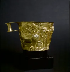 Mykensk konst: guldbägare dekorerad med en scen där en tjur fångas. 1500 f.Kr. Från fyndplatsen Vaphio nära Sparta. Aten, Nationella arkeologiska museet
