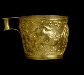 Mycensk konst: guldbägare avvisar med representation av en scen för fångst av tjurar från platsen för Vapheio (eller Vaphio eller Vafio). 1500 f.Kr. Dämpa. 8,4 cm National Archaeological Museum of Athens Grekland.