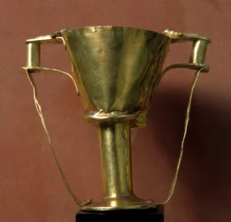 Mykensk konst har minoiska influenser: kalk (eller bägare) i guld med dubbla handtag som kallas Nestorkoppen. 1500-talet f.Kr. Från grav IV av Mykene. Aten, Arkeologiska museet