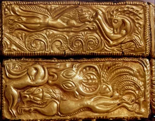 Mykensk konst: "" lejonjakt på rådjur i en skog""" detalj av en träkassett täckt med guldblad från grav V, Mykenes. 1500-talet f.Kr. Aten, Arkeologiska museet