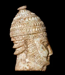 Mykensk konst: litet krigarhuvud snidat i elfenben från grav III, Mykene, 1300-1200-talet f.Kr., mått 5 cm, Aten, Nationella arkeologiska museet