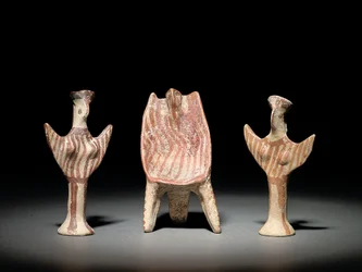 Psi-figur, tron med sittande figur, och Psi-figur, ca 1300-1200 f.Kr. (terrakotta)