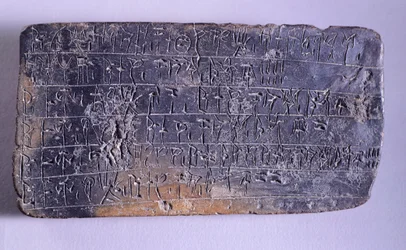 Lertavla med inskrift i Linear B, terrakotta från arkiven i Nestors palats i Pylos (Grekland), mykensk civilisation, ca 1200-talet f.Kr.