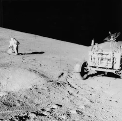 Astronaut David Scott född 1932 på sluttningen av Hadley Delta under Apollo 15, 1971.