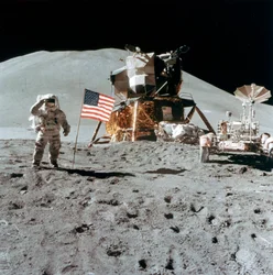 Astronaut James Irwin 1930-1991 ger en salut på månen, 1971.