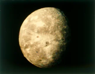 Oberon, Uranus måne, från Voyager 2, 24 januari 1986.