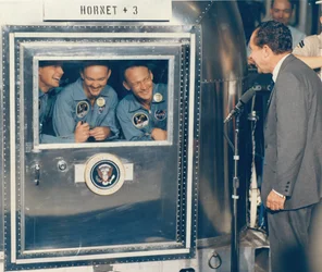 [President Richard M. Nixon välkomnar Apollo 11-astronauterna ombord på bärgningsfartyget USS Hor..., 1969.