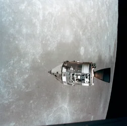 Apollo 15 kommando- och servicemoduler i månbana, 1971.