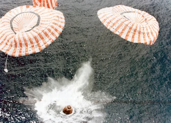 Apollo 15-kapseln landar säkert trots ett fallskärmsfel, Mid-Pacific Ocean, 1971.
