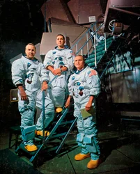 Besättningen på Apollo 8 framför en simulator, 1968.