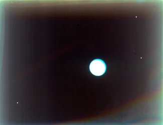 Uranus med satelliterna Miranda, Ariel och Umbriel, från Voyager 2, 24 januari 1986.