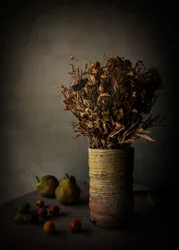Stämningsfullt stilleben med blommor