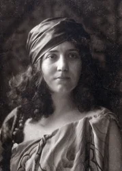 Lea Pirou en turban som håller i hennes hår