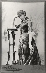 Porträtt av Sarah Bernhardt (1844-1923) taget i USA (s/v foto)