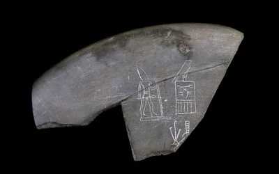 Fragment av inskriven stenskål, ca 3285 f.Kr. (huggen siltsten)