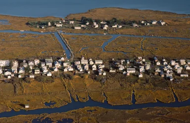 Flygfoto av hus längs King Street, bebyggelsens ryggrad på Tangier Island...