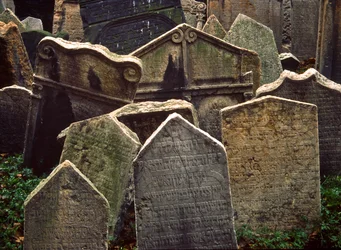 Gravstenar på den gamla judiska kyrkogården i Josefov, det judiska kvarteret i Gamla stan, Pra...