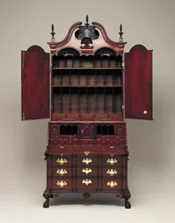 Skrivbord och bokhylla, ca 1770-76 (mahogny, södra gul tall, östlig vit tall, gul poppel & mässing)