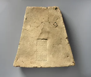 Tegel med inskription av Ashurbanipal som beskriver byggnadsarbeten på Ekur, c.668–631 f.Kr. (keramisk)