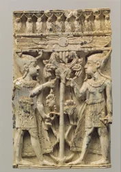 Möbelplakett snidad i hög relief med två egyptiska figurer som flankerar ett volutträd, ca 900-800-talet f.Kr. (elfenben)
