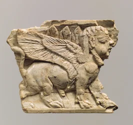 Möbelplakett snidad i relief med sfinx, c.9-8th århundradet f.Kr. (elfenben)