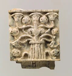 Möbelplakett snidad i relief med stiliserat träd, c.700–700-talet f.Kr. (elfenben)