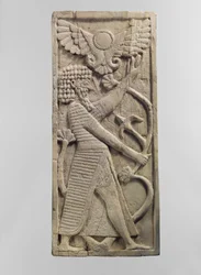 Möbelplakett snidad i relief med en mansfigur som greppar ett träd, c.800-talet f.Kr. (elfenben)