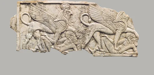 Möbelplakett snidad i relief med två falkhuvade sfinxer som trampar fångar, c.900-700-talet f.Kr. (elfenben)