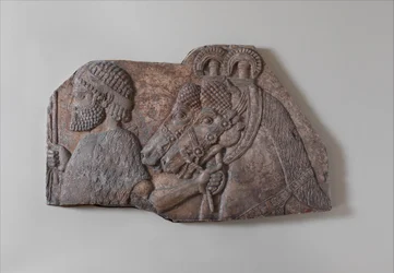 Utländsk brudgum i en biflodsprocession, c.721-05 f.Kr. (gipsalabast)