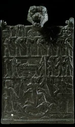 Mesopotamien: bronsplakett med besvärjelse mot den demoniska gudomen Lamashtu. Framställning av en exorcismscen. Nyassyrisk period (1000-612 f.Kr.). 750 f.Kr. Paris, Louvren
