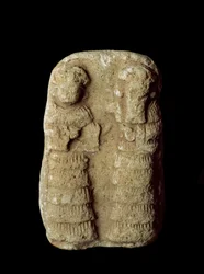 Sumerisk civilisation: ett gudapar på tronen. Terrakottaskulptur. Mått: 9 cm. Nysumerisk period (mellan 2093 och 2004 f.Kr.). Bagdad, Iraks nationalmuseum