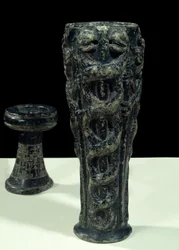 Gudeas libationsvas för Ningishzidda. Mesopotamisk konst. Nysumerisk period (ca 2150-2000 f.Kr.). Täljsten. Från Tello. Höjd: 0,23 m. Musée du Louvre