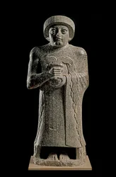 Sumerisk konst: detalj av statyn av Gudea, furste av Lagash, känd som ”med den porlande vasen” och tillägnad gudinnan Geshtinanna