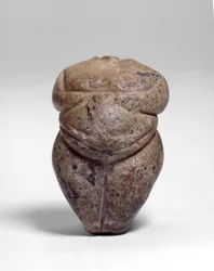 Huvudlös stående figur från Cukurdent, neolitisk tid. c.3:e årtusendet f.Kr. (kalksten)