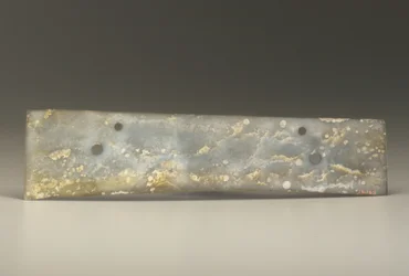Gaffelmejsel (zhang), Qijia-kultur, ca 2500-2000 f.Kr. (jade)
