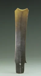 Gaffelmejsel (zhang), Qijia-kultur, ca 2500-2000 f.Kr. (jade)