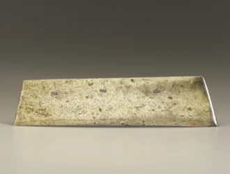 Gaffelmejsel (zhang), Qijia-kultur, ca 2500-2000 f.Kr. (jade)