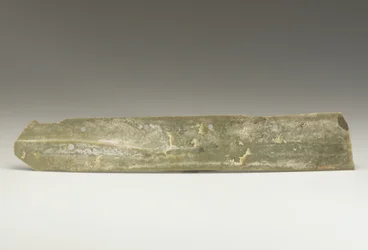 Skördekniv (hu), Qijia-kultur, ca 2500-2000 f.Kr. (jade)
