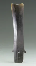 Skördekniv (hu), Qijia-kultur, ca 2500-2000 f.Kr. (jade)