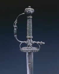 Litet svärd, ca 1650-60 (stål, trä & koppartråd)