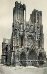 En stor gotisk byggnad: katedralen i Reims, byggd på 1200- och 1300-talen, c1930.