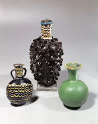 Egyptiska vaser: druvklasar, granatäpple och vågmotiv (glas)