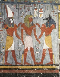 Farao mellan gudarna Harsiesis och Anubis
