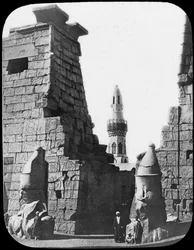 Minareten och ruinerna av Luxortemplet, Luxor, Egypten, c1890. Lykta rutschkana