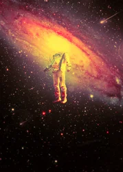 Astronaut i en livfull galax