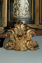 Detalj av en Ludvig XIV-kommod (ormolu, mässing, sköldpaddsskal & ebenholtsboll) (se även 486114-19)