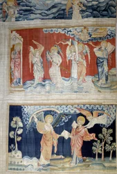 Upphängning av uppenbarelse (1373-1383), n. 25: den sjätte basunen, Eufrats änglar. Nedan, n. 28 överlämnar ängeln boken till Saint John som äter den. Gobeläng av Nicolas Bataille (1330-1405)